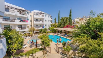 4 outdoor pools, sun loungers