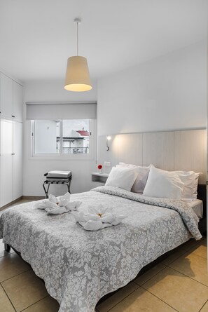 1 غرفة نوم وستائر تعتيم وتجهيزات عازلة للصوت ومكواة/لوح كي