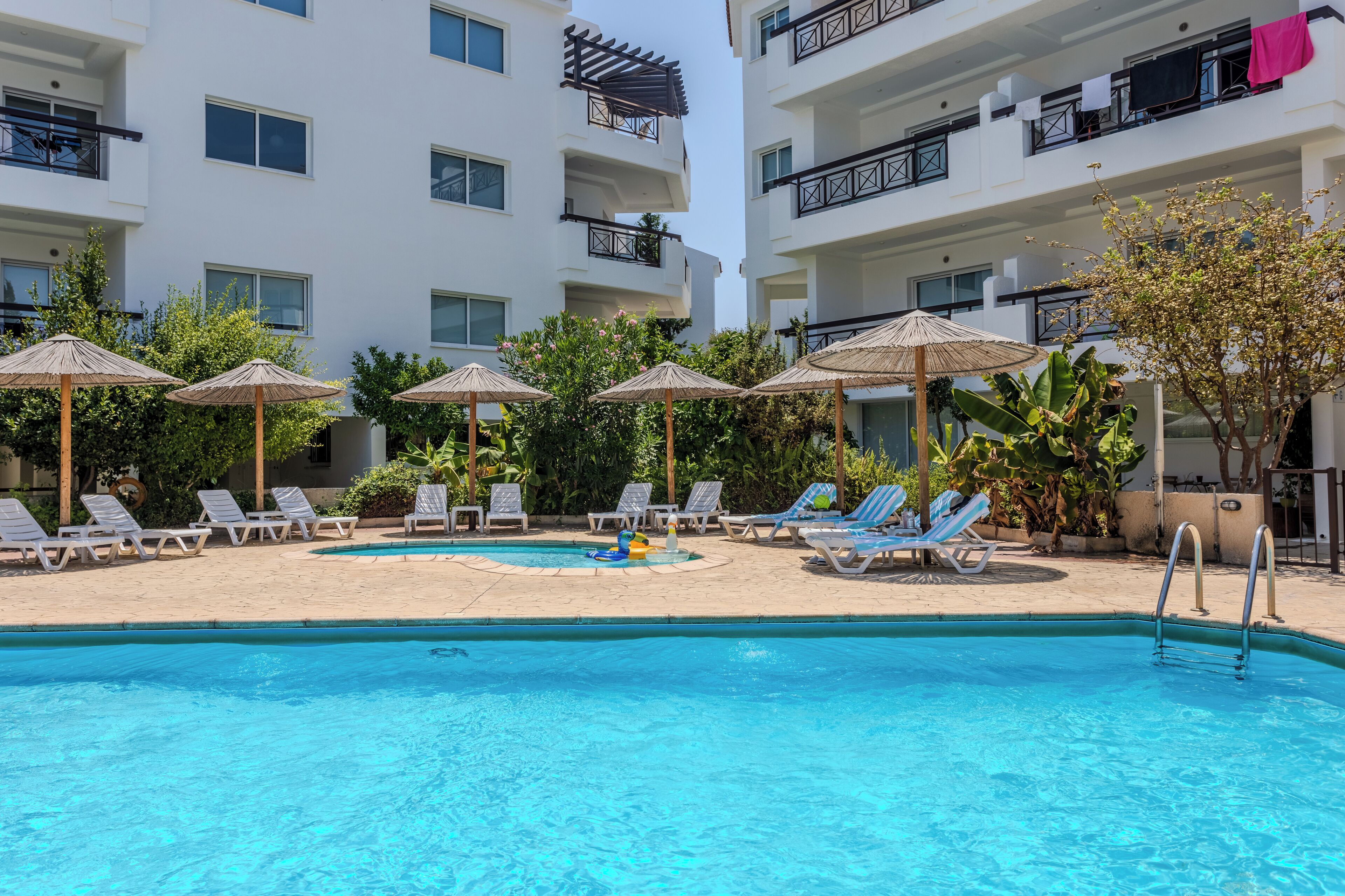 4 piscinas al aire libre, tumbonas