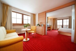 Suite Junior | Seprai antialergi, minibar, brankas, dan meja kerja