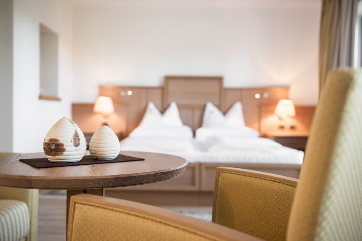 Superior tweepersoonskamer | Hypoallergeen beddengoed, een minibar, een kluis op de kamer, een bureau
