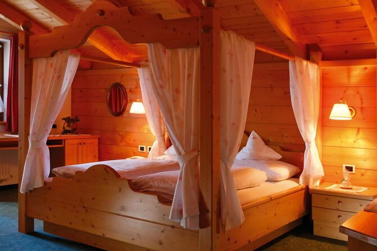 Familiekamer | Hypoallergeen beddengoed, een minibar, een kluis op de kamer, een bureau