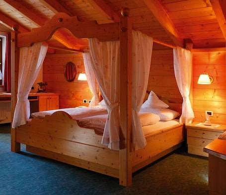 Family Room | Hypo-allergenic bedding, minibar, in-room safe, desk. Hotel Peter