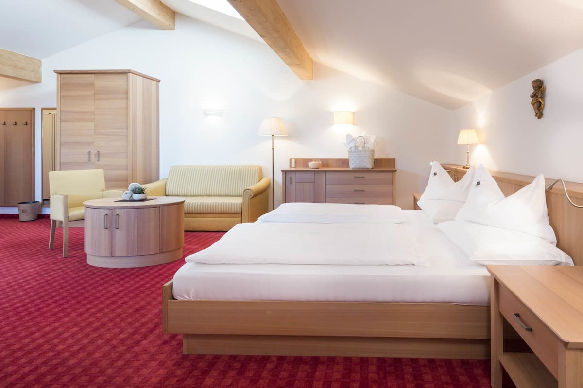 Suite | Hypoallergeen beddengoed, een minibar, een kluis op de kamer, een bureau