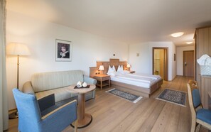 Kamar Double Superior | Seprai antialergi, minibar, brankas, dan meja kerja