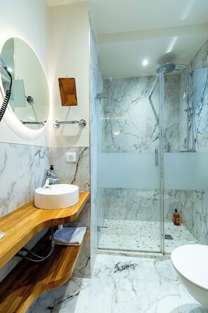 Dobbeltrom – standard | Bad | Dusj, toalettartikler (inkludert), hårføner og håndklær