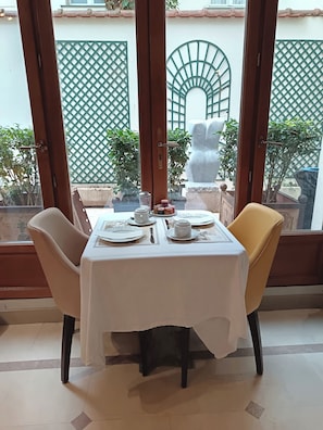 Daily buffet breakfast for a fee - Hôtel des Bains (Paris)