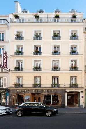 Front of property - Hôtel des Bains (Paris)