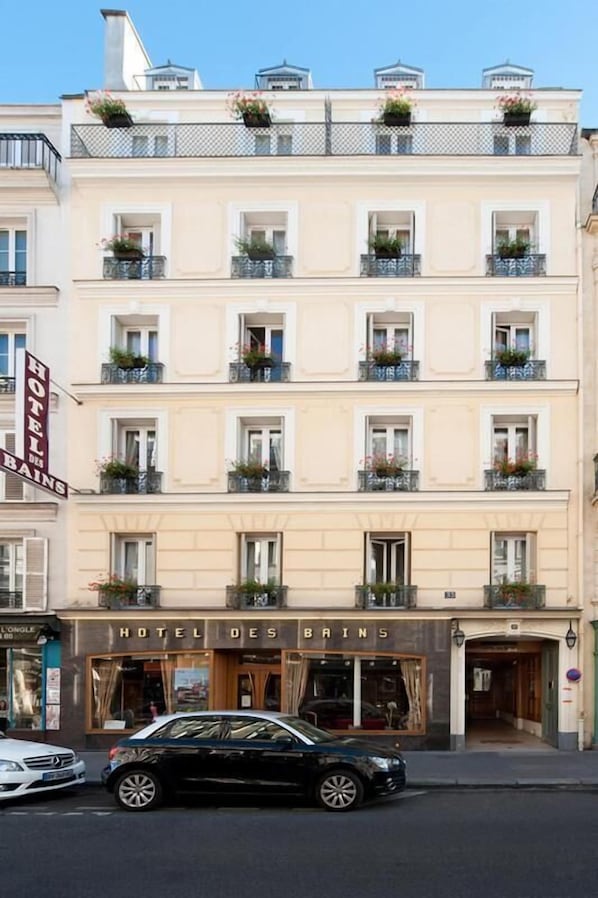 Front of property - Hôtel des Bains (Paris)