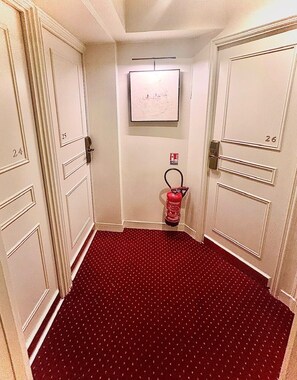Staircase - Hôtel des Bains (Paris)