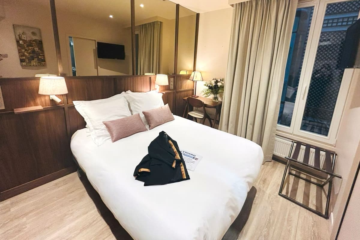 Dobbeltrom – standard | Safe på rommet, individuelt dekorert, skrivebord og barnesenger