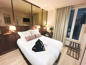 Standard Double Room | In-room safe, individually decorated, desk, cribs/infant beds - Hôtel des Bains (Paris)