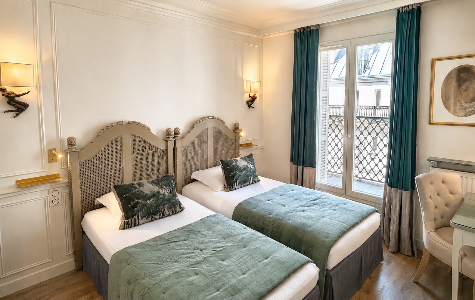 Habitación de hotel con dos camas, una silla, una mesa y una ventana con cortinas.