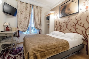 Standard Double Room | In-room safe, desk, laptop workspace, free WiFi - Hôtel des Bains (Paris)