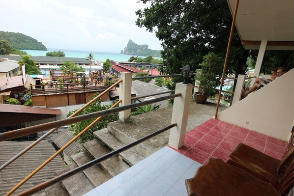 Standard Hot Shower TV Air Con | Terrace/patio - Tara Inn at The Rock (Ko Phi Phi)