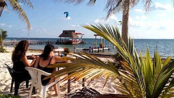 Playa privada, playa de arena blanca, masajes en la playa y snorkel