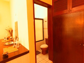 Regendusche, Handtücher, Toilettenpapier