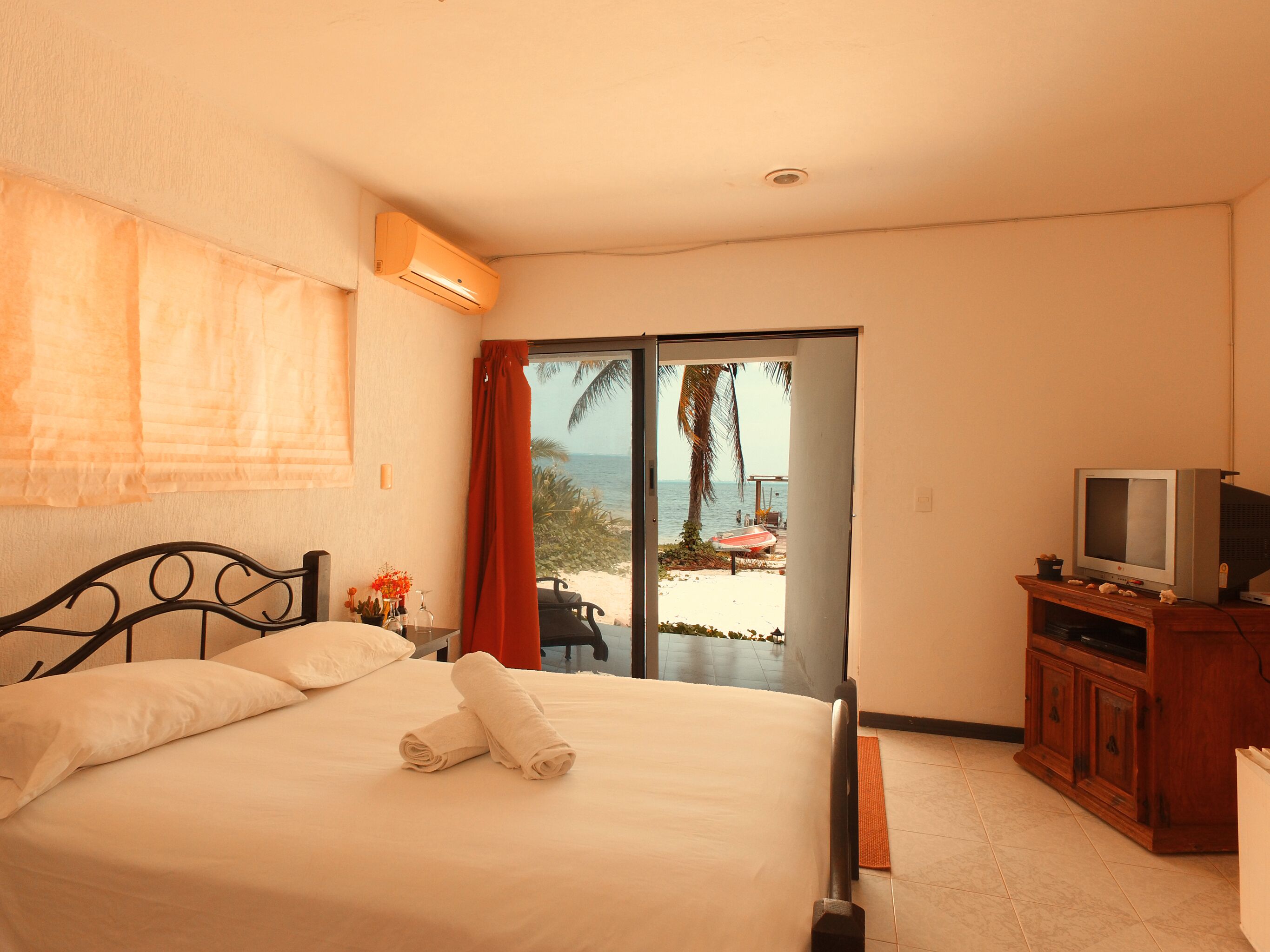 Romantic Double Room, Multiple Beds, Beach View, Beachside | 1 bedroom, in-room safe, individually decorated, individually furnished