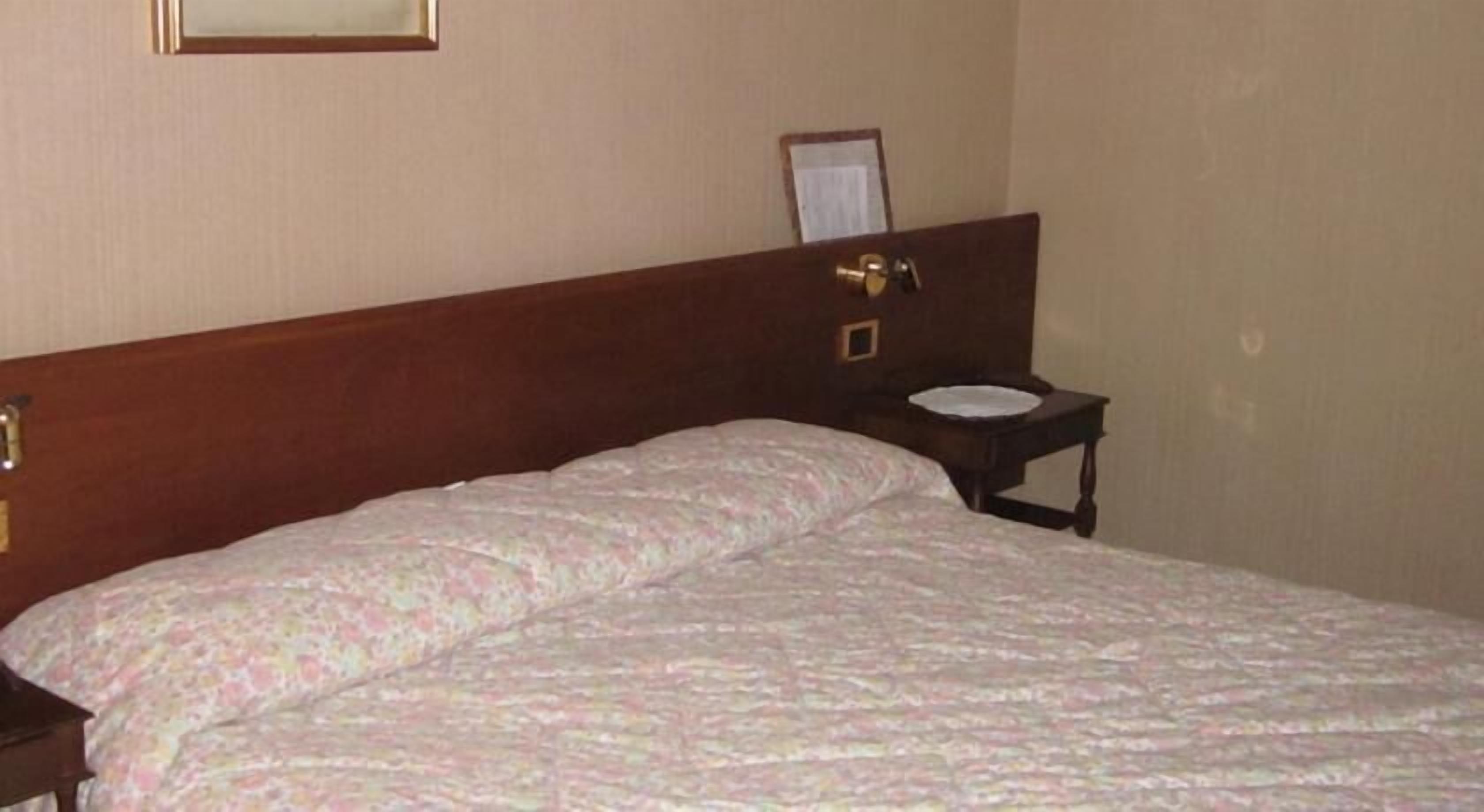 cots/infant beds, free wifi