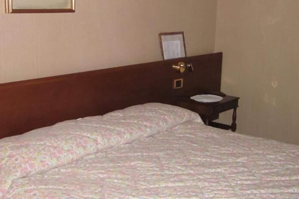 cots/infant beds, free wifi