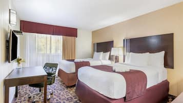 Quarto, 2 camas de casal, para não fumantes | Escrivaninha, ferros/tábuas de passar roupa, Wi-Fi de cortesia