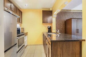 Room, 1 King Bed, Non Smoking, Kitchen | Desk, iron/ironing board, WiFi (free), alarm clocks