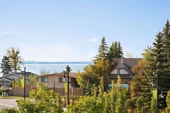 Room, 1 Queen Bed, Non Smoking | Desk, iron/ironing board, free WiFi, bed sheets