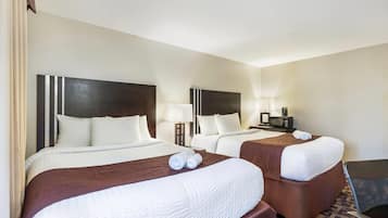 Habitación, 2 camas de matrimonio, no fumadores | Escritorio, tabla de planchar con plancha, wifi gratis y despertador