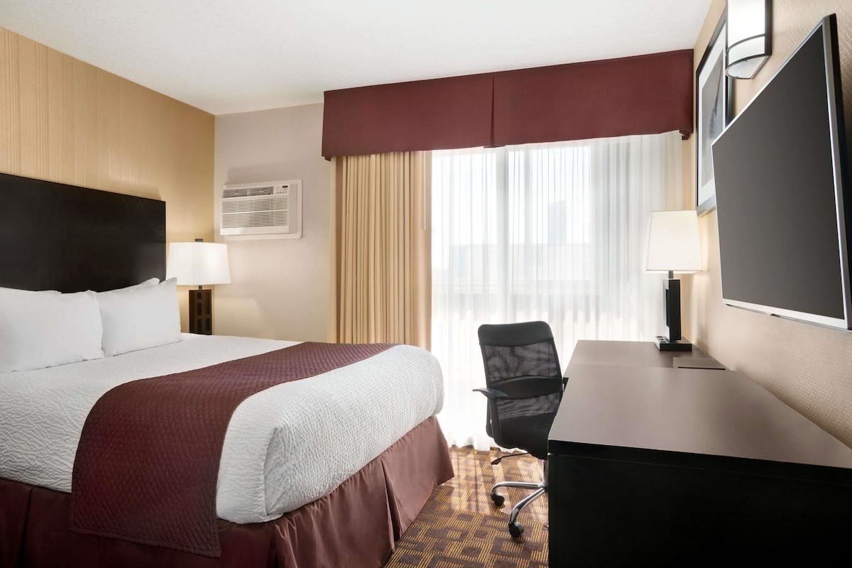Chambre, 1 grand lit, non-fumeur | Bureau, fer et planche Ă repasser, accĂšs au Wi-Fi (inclus)