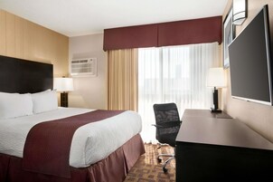 Room, 1 Queen Bed, Non Smoking | Desk, iron/ironing board, WiFi (free), alarm clocks