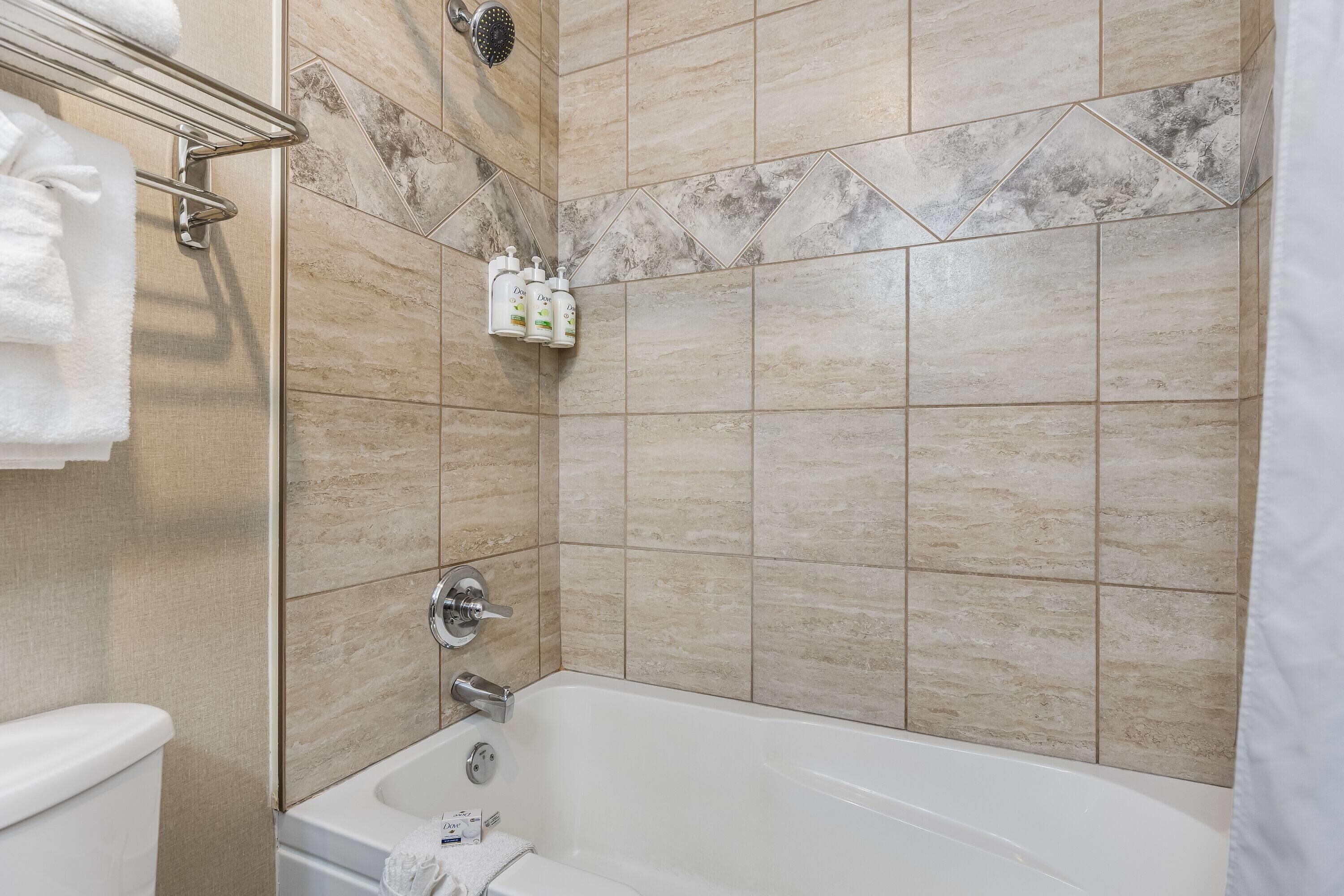 Baignoire et douche séparées, articles de toilette gratuits