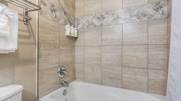 Baignoire et douche séparées, articles de toilette gratuits