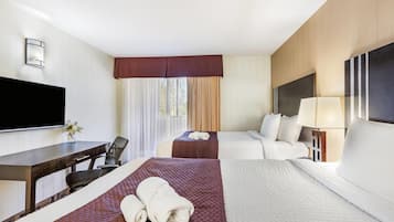 Quarto, 2 camas de casal, para não fumantes | Escrivaninha, ferros/tábuas de passar roupa, Wi-Fi de cortesia