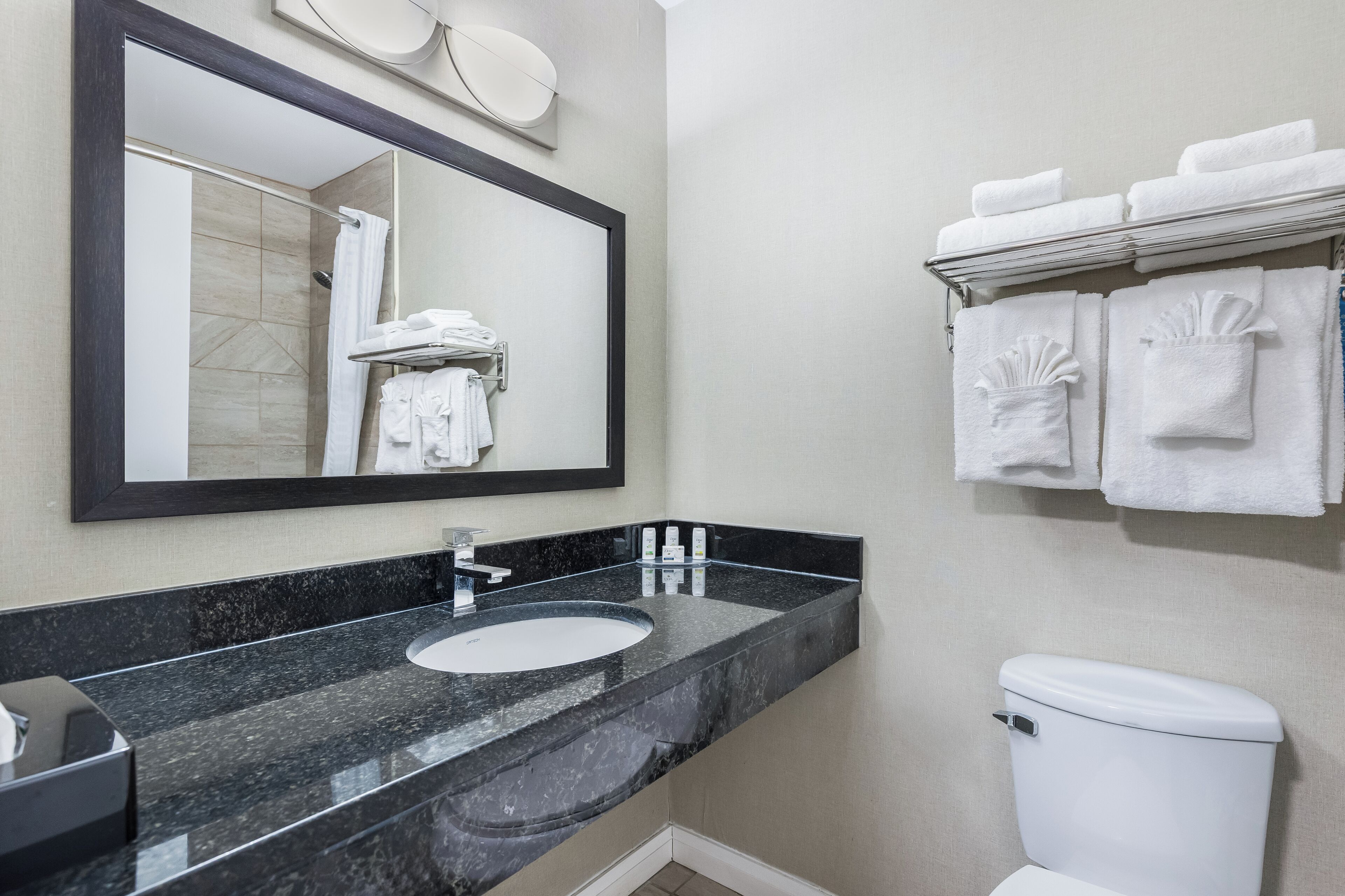 Baignoire et douche séparées, articles de toilette gratuits