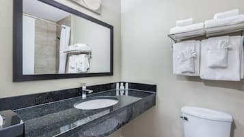 Baignoire et douche séparées, articles de toilette gratuits