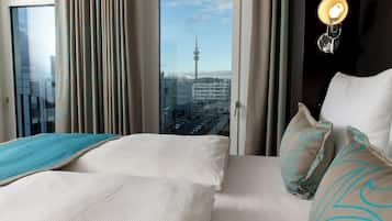 Escritorio, wifi gratis y ropa de cama