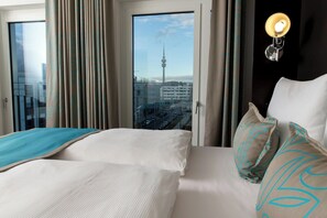 Desk, free WiFi, bed sheets - Motel One Munich - Olympia Gate (Munich)