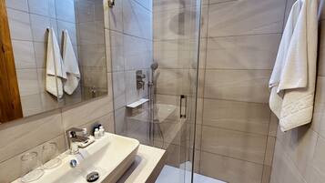 Executive Double or Twin Room (Planta Baja) | Bathroom | Rainfall showerhead, free toiletries, hair dryer, towels