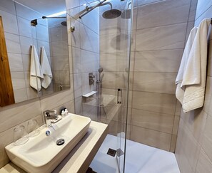 Executive Double or Twin Room (Planta Baja) | Bathroom | Rainfall showerhead, free toiletries, hair dryer, towels - LUZ Vejer Hospedería (Vejer de la Frontera)