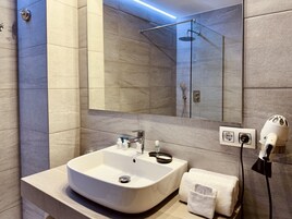 Habitación doble superior, 1 habitación, planta baja | Baño | Cabezal de ducha tipo lluvia y artículos de higiene personal gratuitos