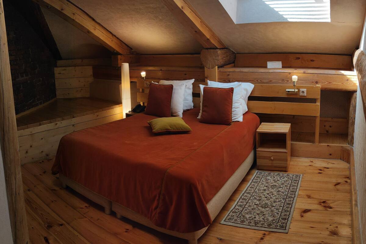 Double attic room | 1 bedroom, in-room safe, individually decorated, individually furnished