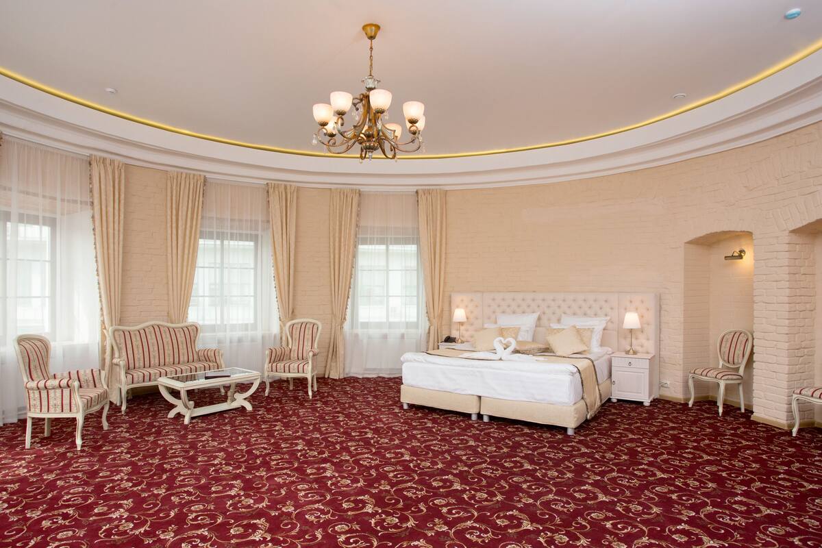 Deluxe Room | 1 bedroom, in-room safe, individually decorated, individually furnished