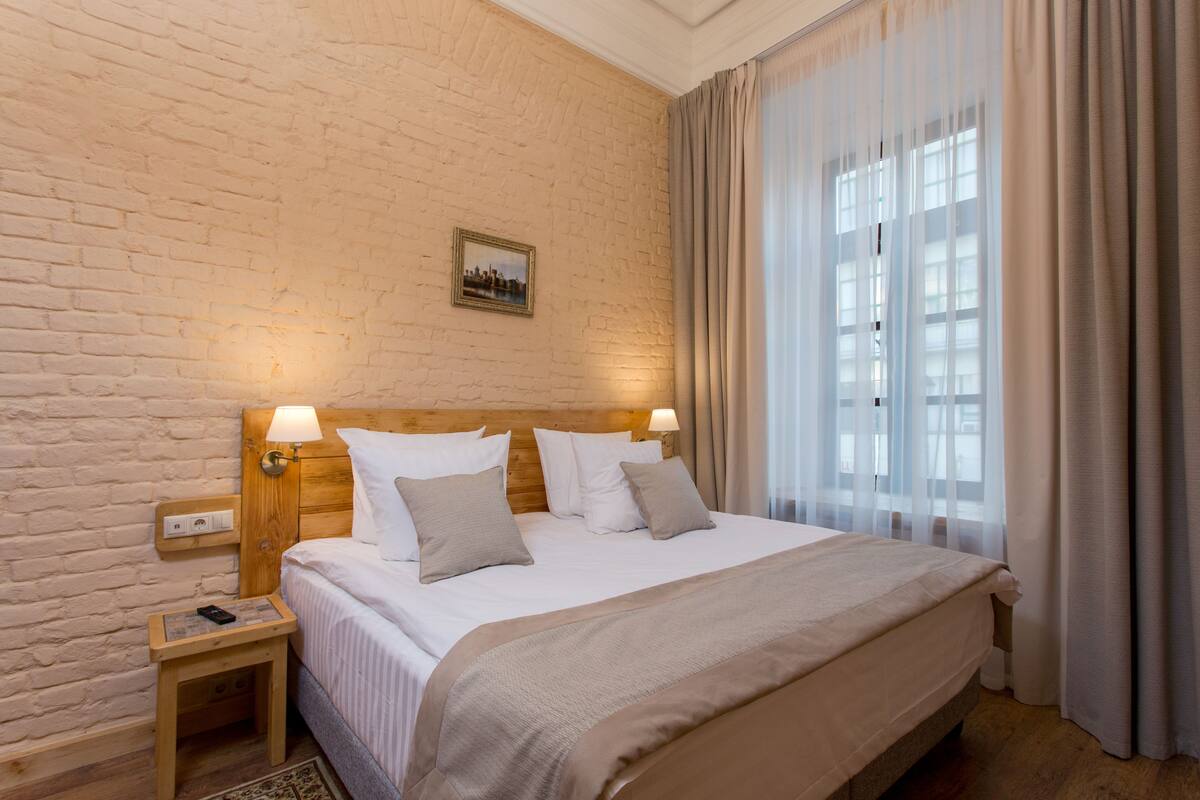 Family Apartment, 1 Bedroom | 1 bilik tidur, peti besi dalam bilik, dihias secara berasingan