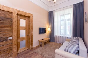 Family Apartment, 1 Bedroom | Peti besi dalam bilik, dihias secara berasingan