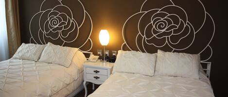 Kamar Standar | Seprai premium, brankas, meja kerja, dan ruang kerja ramah laptop