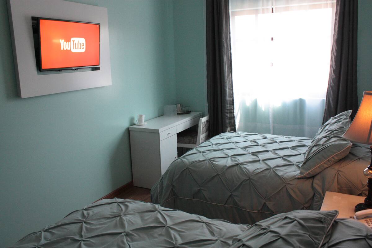 Standard Room | Premium bedding, in-room safe, desk, laptop workspace