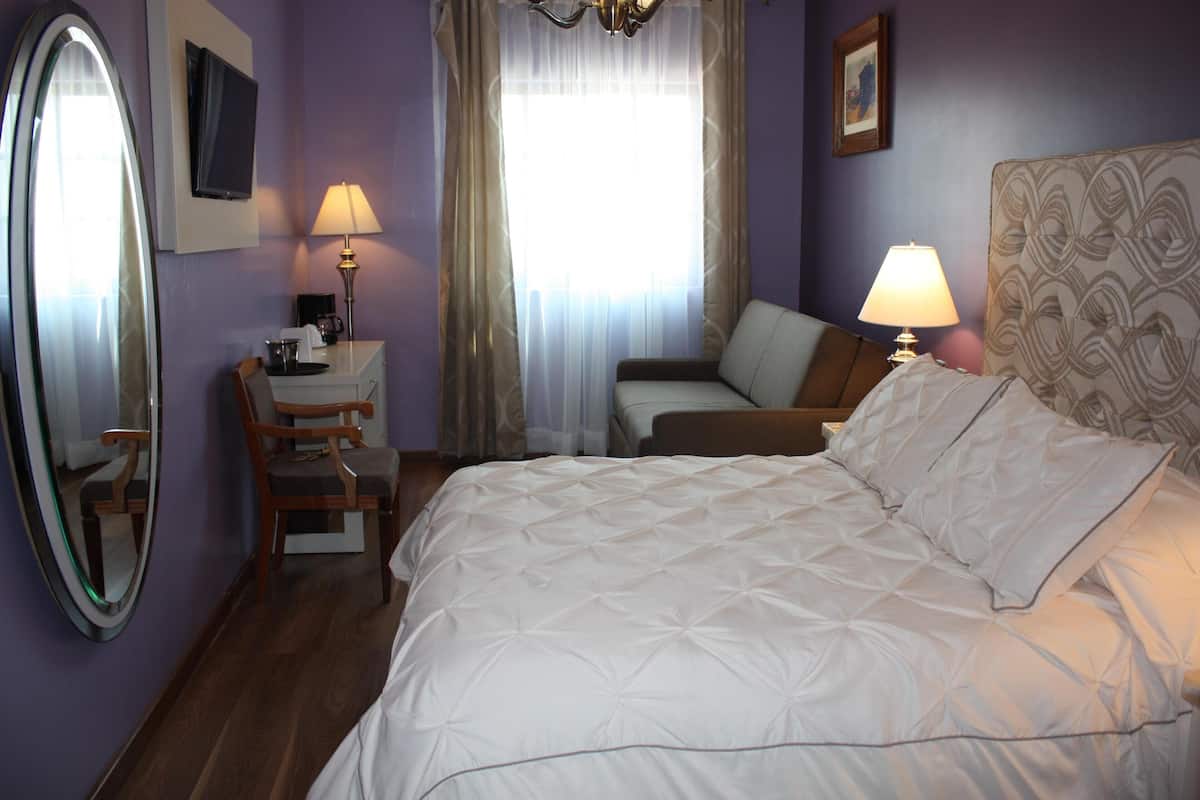 Premium bedding, in-room safe, desk, laptop workspace