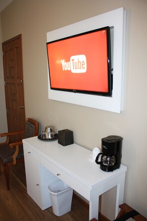 Ropa de cama de alta calidad y caja de seguridad en la habitación