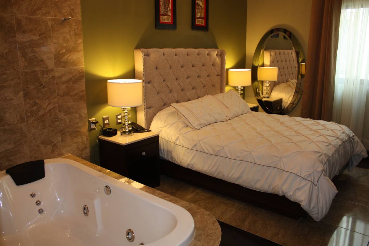 Deluxe Suite, 1 Queen Bed, Jetted Tub | Bathroom | Free toiletries, hair dryer, towels, soap