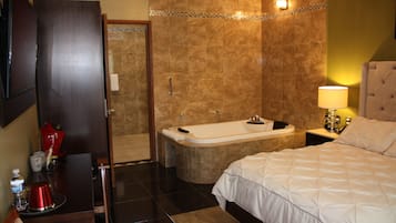 Deluxe Suite, 1 Queen Bed, Jetted Tub | Bathroom | Free toiletries, hair dryer, towels, soap